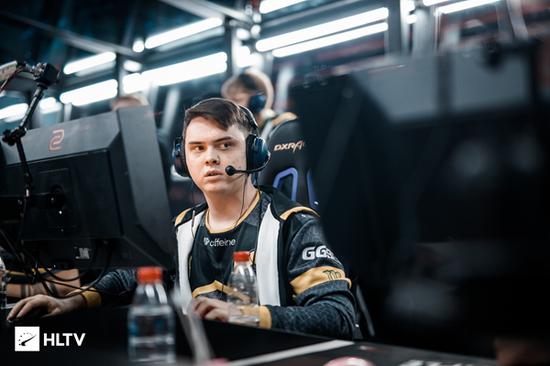 泡沫期（Bubble）生存法则：利用对手怕被淘汰的心理进行疯狂掠夺。（泡沫期生存指南：借势对手的淘汰焦虑，实现极速扩张）