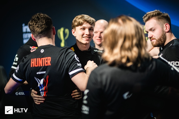 TT赛后群访：教练称收官战打RNG，非常有信心！